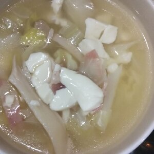 キャベツ 小松菜 豆腐 ベーコンのシャンタンスープ